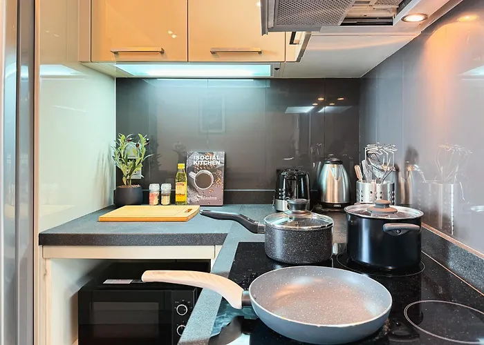 Near Bts - High Floor - Pool And Gym - Sontana